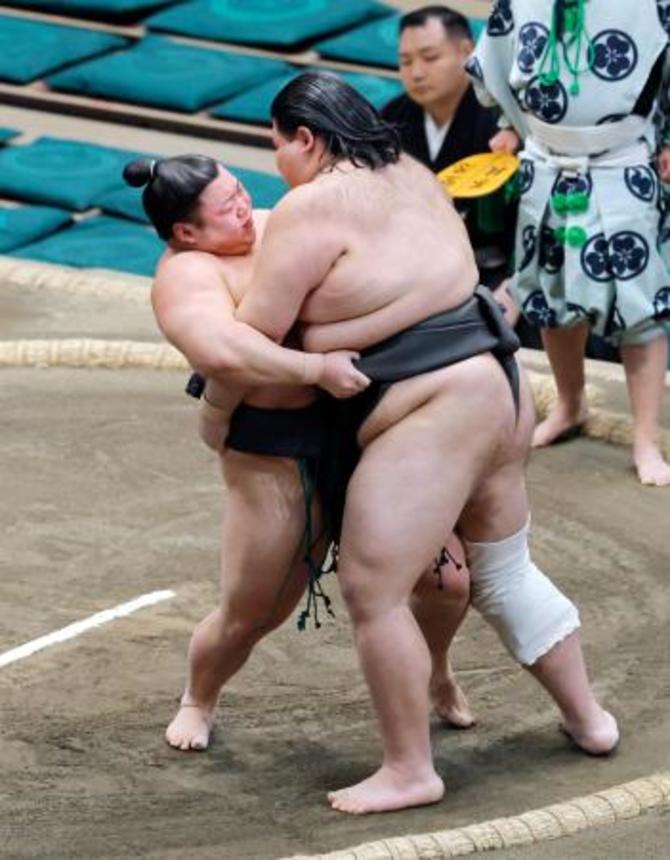 　鶴英山（右）を攻める花の富士。寄り切りで破り三段目優勝を決める＝両国国技館