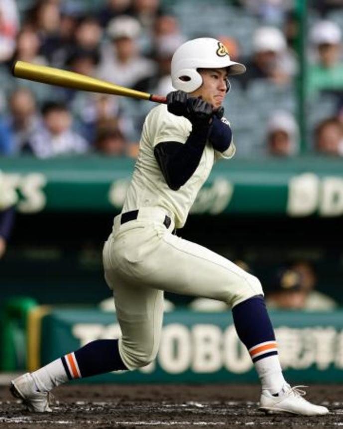 　高川学園―英明　４回表英明無死二、三塁、矢野が右前に適時打を放つ＝甲子園