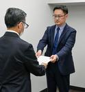 　岡山県公害審査会に公害調停を申請する「満栄工業」の関係者＝２４日午前、岡山県庁