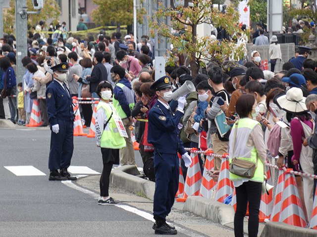 沿道ではボランティアスタッフや警察官が等間隔で立ち、密にならないよう呼び掛けた＝多治見市音羽町