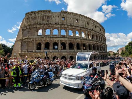 　ローマ教皇フランシスコのひつぎを乗せて、イタリア・ローマの円形闘技場遺跡コロッセオ前を通る車両＝２６日（ＭＡＵＲＯ　ＳＣＲＯＢＯＧＮＡ／ＬａＰｒｅｓｓｅ提供、ＡＰ＝共同）
