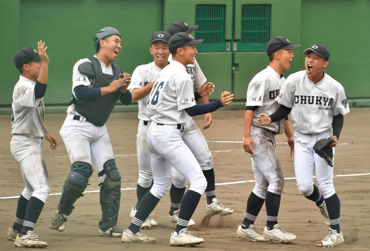 天理×中京＝最後の打者を中飛に打ち取り、勝利に喜びを爆発させる中京ナイン＝明石トーカロ