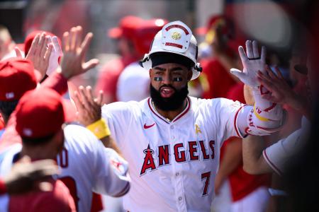 　エンゼルスのアデル外野手＝７日、エンゼルスタジアム（ＷＩＬＬＩＡＭ　ＬＩＡＮＧ−ＩＭＡＧＮ　ｉｍａｇｅｓ、ロイター＝共同）