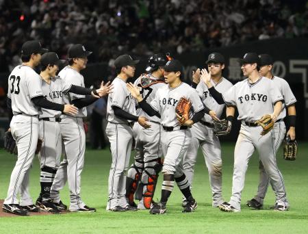 　ヤクルトに勝利し、タッチを交わす巨人ナイン＝東京ドーム
