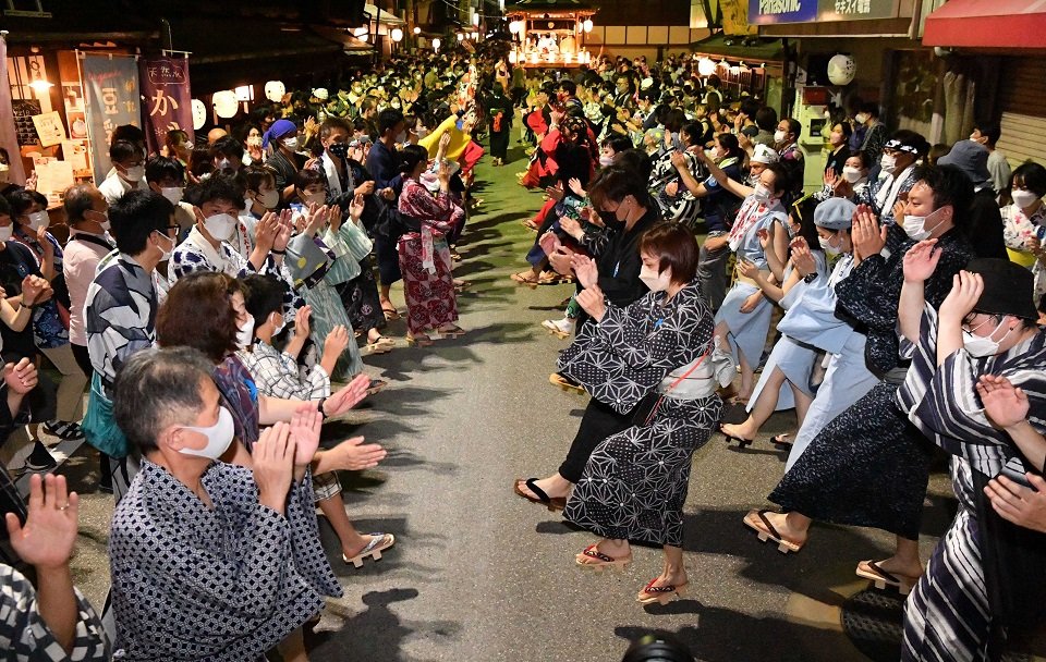 郡上踊の徹夜おどりで、げたを鳴らして踊る人たち＝８月１３日、郡上市八幡町