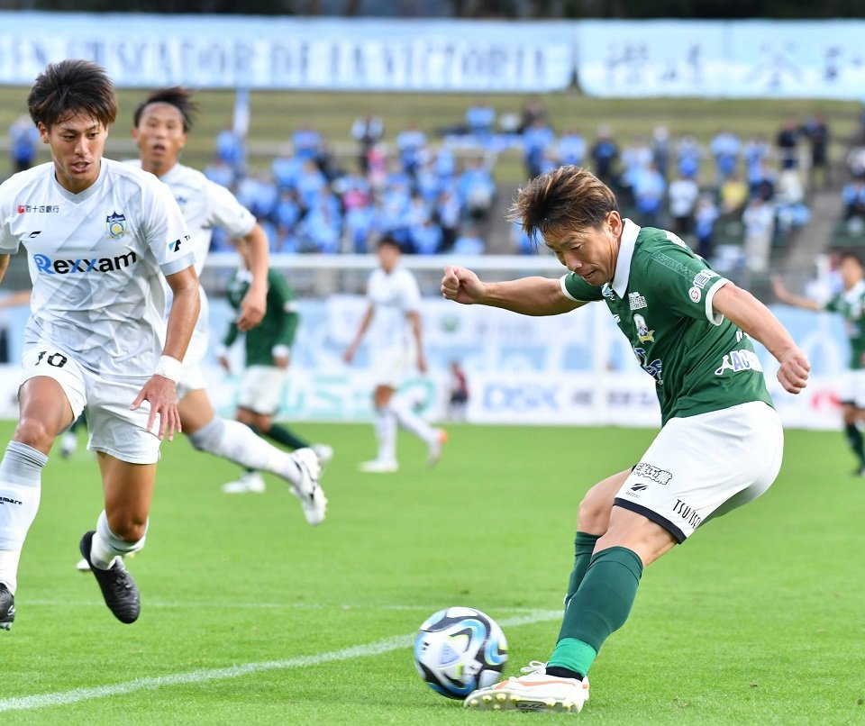 ＦＣ岐阜×讃岐＝後半、クロスを上げるＦＣ岐阜のＭＦ宇賀神＝長良川競技場