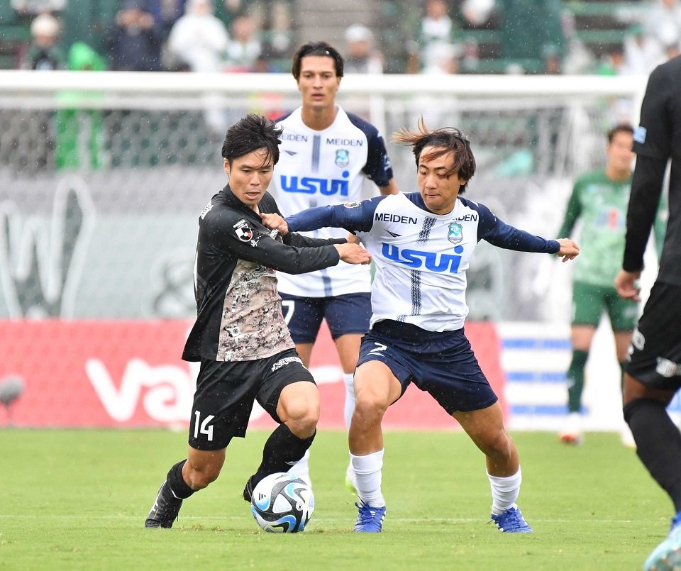 ＦＣ岐阜×沼津＝前半、相手と激しくボールを競り合うＦＣ岐阜のＤＦ生地（左）＝長良川競技場