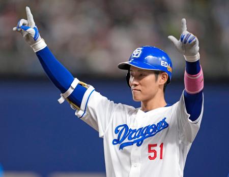 　７回、２点打を放ちポーズをとる中日・上林＝バンテリンドーム