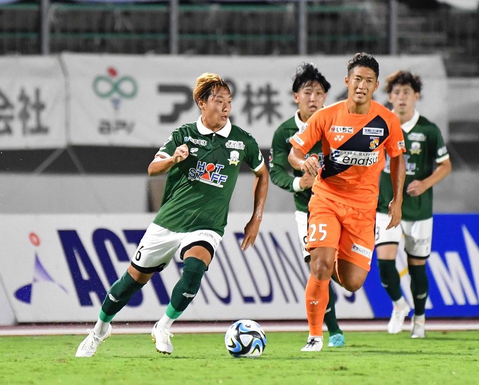 ＦＣ岐阜×宮崎＝後半、中盤でボールを運ぶＦＣ岐阜のＭＦ北＝長良川競技場