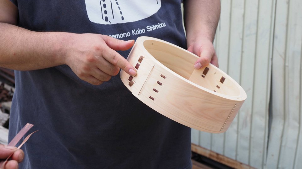 清水貴康さんが作ったせいろのカンバ（指を差した部分）