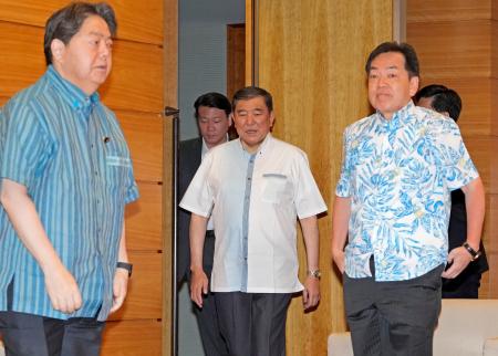 　沖縄の夏の正装「かりゆし」を着て閣議に臨む石破首相（中央）＝３日午前、首相官邸