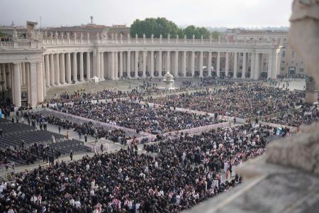 　ローマ教皇フランシスコの葬儀のためバチカンのサンピエトロ広場に集まった信者ら＝２６日（ＡＰ＝共同）
