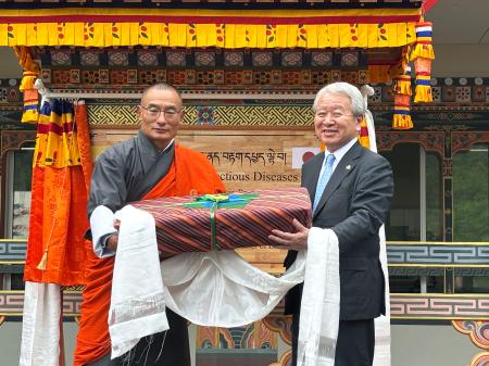 　ブータンのトブゲイ首相（左）から記念品を贈られるＪＩＣＡの田中明彦理事長＝２８日、ギダコム（共同）