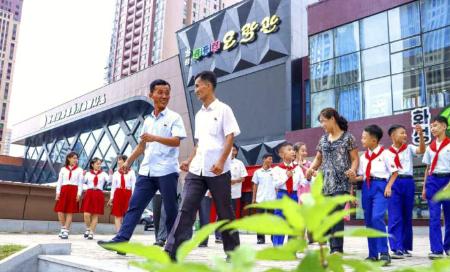 　平壌の和盛地区に開業したゲームセンター「和盛コンピューター娯楽館」。９月１４日付の労働新聞が掲載した（コリアメディア提供・共同）