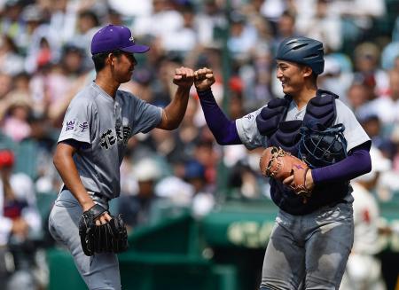 　智弁和歌山に勝利し、タッチを交わす萬谷（左）と高橋蓮の花巻東バッテリー＝甲子園