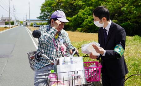 　曽根栄子さんが殺害された事件から１１年となり、情報提供を呼びかける捜査員＝２１日午前、浜松市中央区