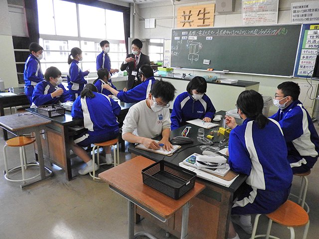 班という集団で学校生活を送る生徒ら。写真は理科の実験の様子＝２１日、岐阜市六条東、陽南中学校