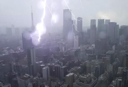 　２０２３年８月、東京・汐留の定点カメラに写った東京タワー（左上）付近の落雷