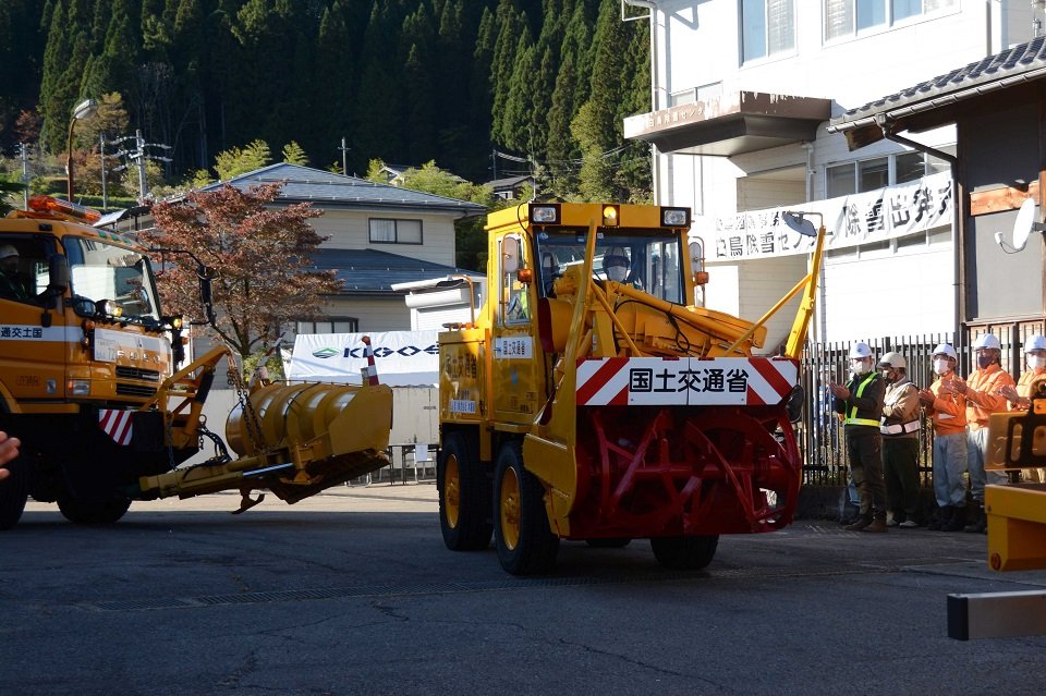 出席者に見守られながら出発する除雪車両＝郡上市白鳥町向小駄良、白鳥除雪センター
