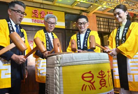 　１２日、マニラで開かれた「鳥貴族」フィリピン第１号店のオープニング式典で、鏡開きをするエターナルホスピタリティグループの大倉忠司社長（左から２人目）（共同）