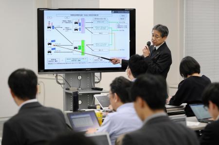 　４月のＥＴＣ障害について説明する中日本高速道路の担当者＝２日午後、名古屋市