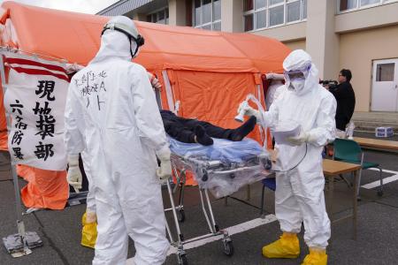　使用済み核燃料再処理工場の事故を想定し、搬送されたけが人の放射線量測定の訓練＝３１日午前、青森県六ケ所村