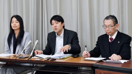 　三重県に声明を提出し、記者会見する小貫陽介弁護士（中央）ら＝９日午後、三重県庁
