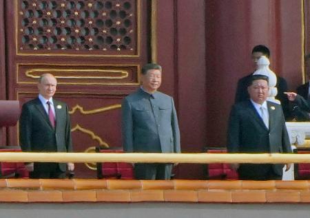 　抗日戦争勝利８０年記念行事に出席した中国の習近平国家主席（中央）とロシアのプーチン大統領（左）、北朝鮮の金正恩朝鮮労働党総書記＝３日、北京の天安門（共同）
