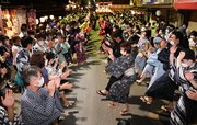 郡上踊の徹夜おどりで、げたを鳴らして踊る人たち＝８月１３日、郡上市八幡町