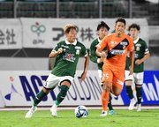 ＦＣ岐阜×宮崎＝後半、中盤でボールを運ぶＦＣ岐阜のＭＦ北＝長良川競技場