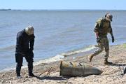 　ウクライナ南部オデーサ近くの黒海沿岸で、ロシア軍の爆発物の処理に当たる人々＝４月２９日（ＡＰ＝共同）