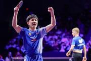 　男子シングルス２回戦でスウェーデンのアントン・シェルベリ（右）に勝利し、ガッツポーズする張本智和＝横浜ＢＵＮＴＡＩ
