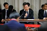 　記者会見する浅尾環境相＝１日午後、熊本県水俣市
