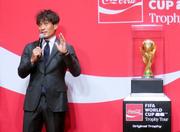 　サッカーＷ杯優勝トロフィーのお披露目イベントに出席した日本サッカー協会の宮本恒靖会長＝１８日、東京都内
