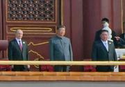 　抗日戦争勝利８０年記念行事に出席した中国の習近平国家主席（中央）とロシアのプーチン大統領（左）、北朝鮮の金正恩朝鮮労働党総書記＝３日、北京の天安門（共同）