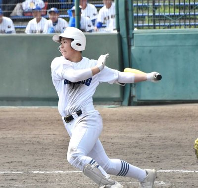 ４回裏県岐阜商２死一、三塁、貴重な追加点となる２点適時打を放つ９番山本竜之介