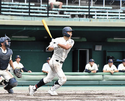７回裏中京１死三塁、勝ち越しの適時打を放つ小原