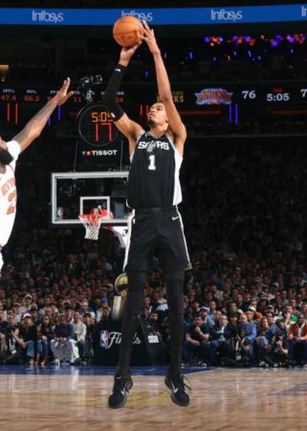 　ニックスとのＮＢＡ決勝第３戦で３点シュートを放つスパーズのウェンバンヤマ＝ニューヨーク（ＮＢＡＥ・ゲッティ＝共同）