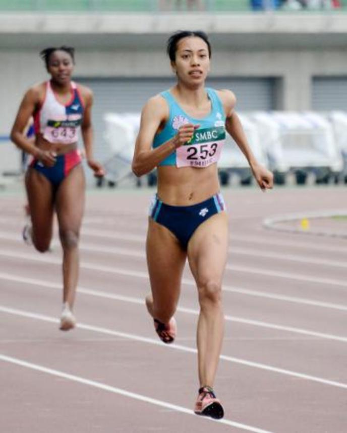 　女子２００メートルで優勝した高橋亜珠＝ＪＦＥ晴れの国スタジアム