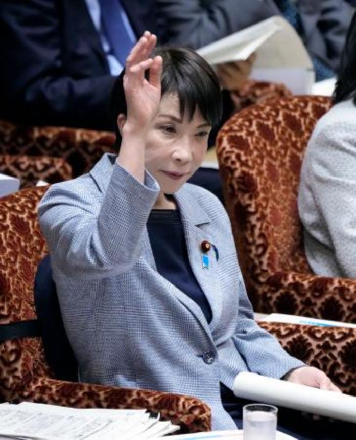 　参院予算委で答弁のため挙手する高市首相＝１２日午前