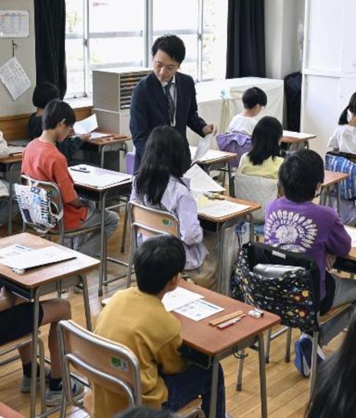 　東京都内の小学校で全国学力テストに臨む児童たち＝４月