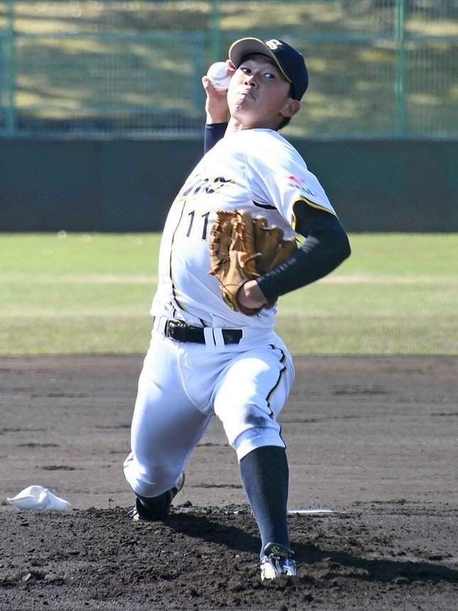 先発し５回無失点と力投した西濃運輸の石田＝大垣北公園