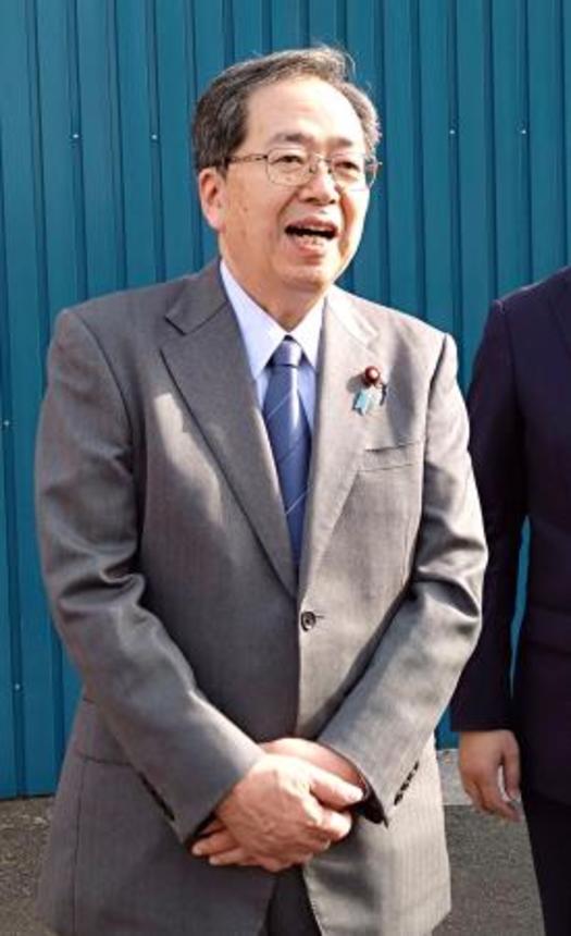 　視察後、取材に応じる公明党の斉藤代表＝１９日午後、横浜市港北区