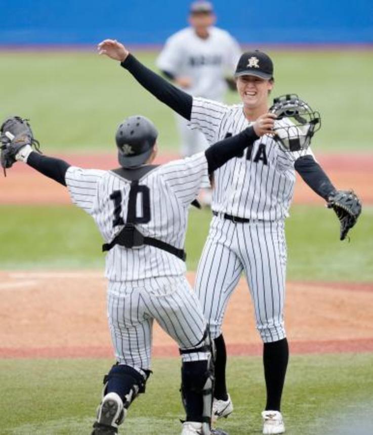 　東都大学野球秋季リーグ国学院大戦で、無安打無得点試合を達成し捕手前嶋と喜ぶ亜大・川尻＝神宮