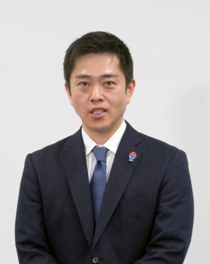 　記者団の取材に応じる日本維新の会の吉村代表＝５日午後、大阪府庁