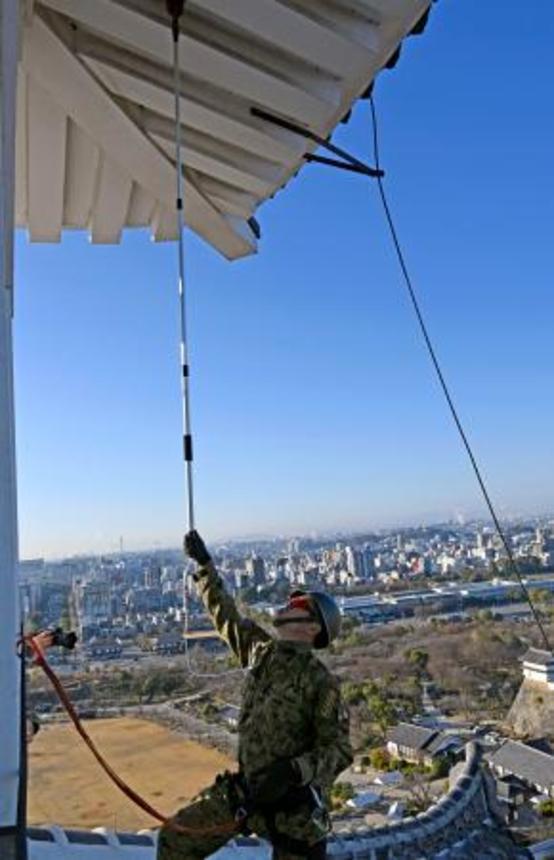 　姫路城で「すす払い」を行う陸上自衛隊員＝１６日午前、兵庫県姫路市