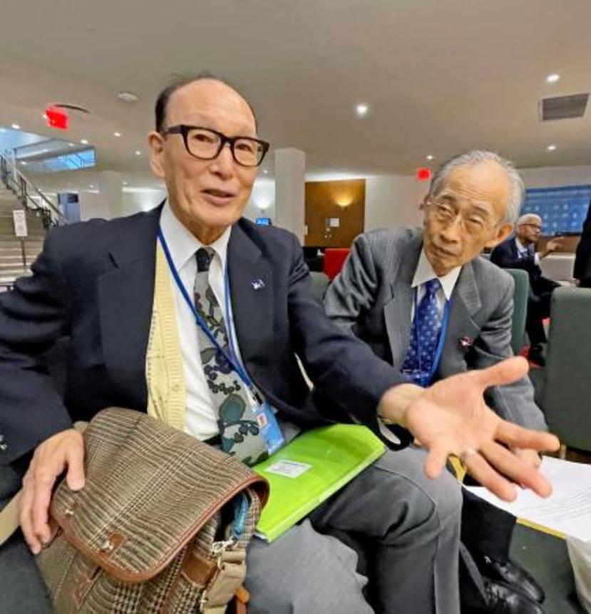 　学校での講話を終え、取材に応じる金本弘さん（左）と浜住治郎さん＝２日、米ニューヨークの国連本部（共同）