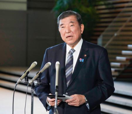 　与野党党首会談などについて、記者団の取材に応じる石破首相＝１９日午後、首相官邸