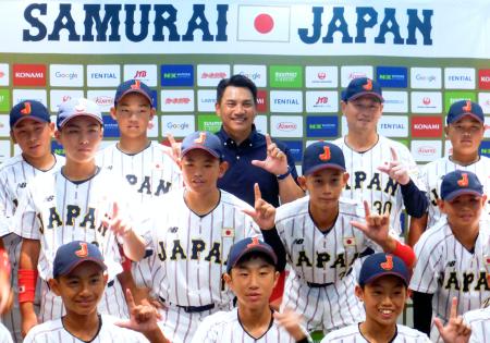 　野球のＵ―１２日本代表の桑田監督（奥右から２人目）らを激励に訪れた日本代表の井口新監督（同３人目）＝４日、横浜市内