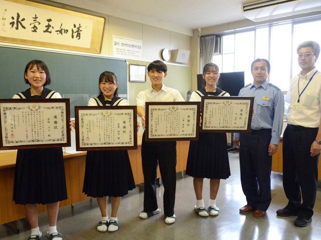 揖斐署から贈られた感謝状を手にする生徒たち